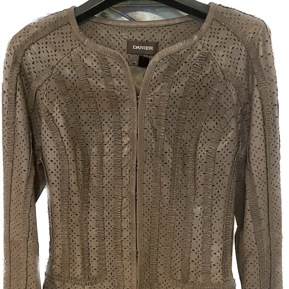 Cute Danier soft leather jacket extremely flattering - Picture 1 of 2